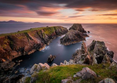 Denizde muhteşem bir uçurum manzarası.