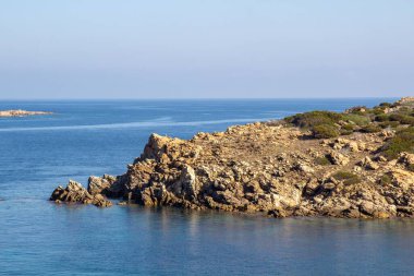 Kayalık bir sahilin yüksek açısı