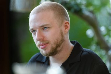 Bokeh arka planına karşı ciddi bir beyaz adam.