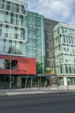 Şeffaf pencereli modern binaların güzel manzarası