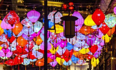 Geceleri Çin fenerleri yanıyor.