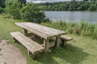 Staffordshire Lakeside bankı güneşli bir gün manzarası, Stoke on-Trent UK.