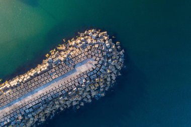 Limanın girişinde dalgakıran bariyeri, hava manzarası