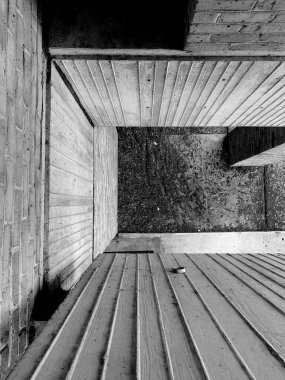 Binanın balkonundan zeminin dikey gri tonlamalı üst görüntüsü