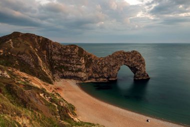 Dorset, İngiltere 'deki Jurassic Sahili' ndeki Durdle Kapı kireçtaşı kemerinin nefes kesici manzarası