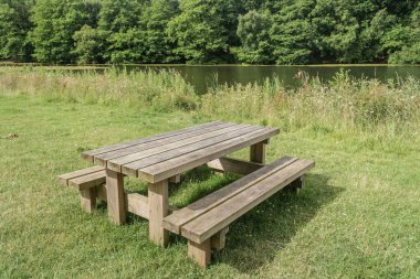 Staffordshire Lakeside bankı güneşli bir gün manzarası, Stoke on-Trent UK.