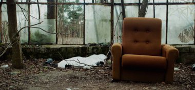 Terk edilmiş bir seranın içindeki eski bir kanepe.