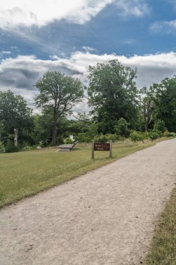Staffordshire Lakeside Orman Yolu güneşli gün, Stoke on-Trent UK.