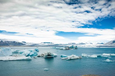 Kış mevsiminde güzel bir denizin havadan görünüşü