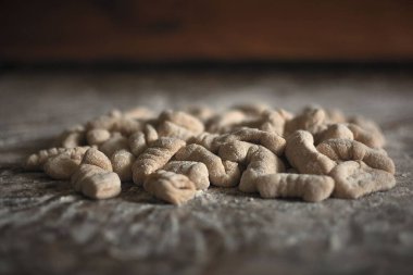 Evde yapılan lezzetli ekşi ekmek makarnası.