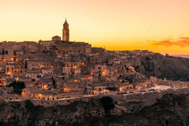 Matera 'nın günbatımındaki büyüleyici manzarası (taştan şehir ve fıstık evi), İtalya