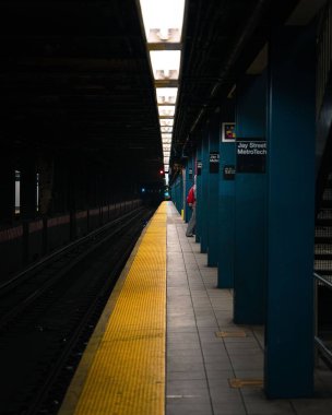 Manhattan, New York 'taki metro istasyonunun dikey görüntüsü.