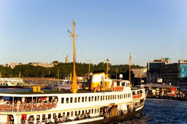 Eminonu rıhtımına feribot yanaşıyor İstanbul, hindi
