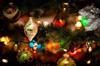 Renkli ışıklarla süslenmiş güzel Noel ağacı oyuncaklarının yakın çekimi.