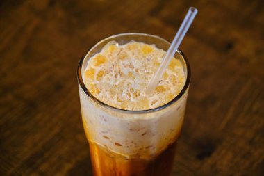 Bir bardak buzlu Thai çayına yakın plan.