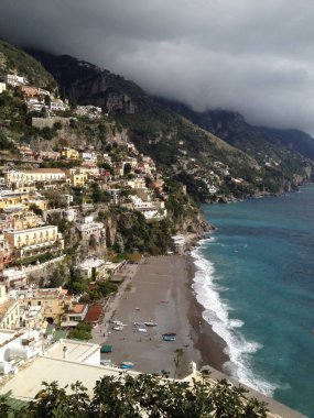 Campania İtalya 'da Positano şehir ve plajı manzarası
