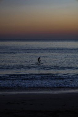 Atlantik okyanusunda kürek çeken insanlar