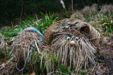 Yuvarlak burunlu ve şaşı gözlü bir saman demeti..