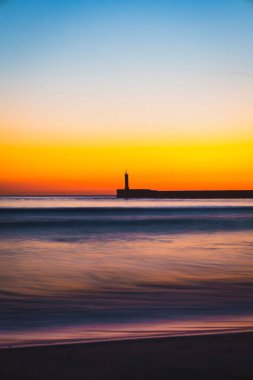 Okyanusun üzerindeki bu çarpıcı gün batımını takdir ediyorum.