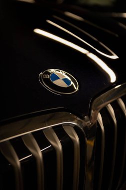 Parlak lüks bir arabada BMW kaput amblemi.