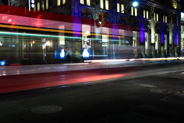 Легкий След Движущегося Поезда Ночью Улице Длительное Воздействие — стоковое фото