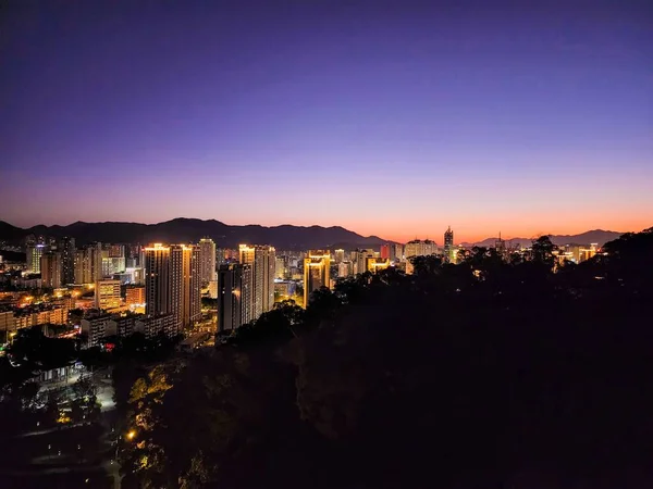 Una Vista Los Edificios Iluminados Por Noche —  Fotos de Stock