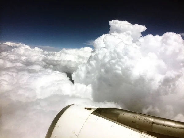 Una Hermosa Vista Nocturna Nublada Desde Ventana Avión Con Motor —  Fotos de Stock