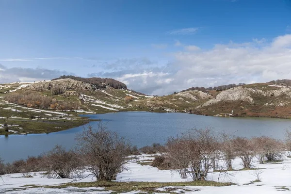 Vista Delle Montagne Innevate Paesaggio Lago Sotto Cielo Blu — Foto Stock