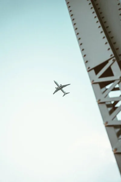 曇った空を飛ぶ飛行機の低角度のショット — ストック写真