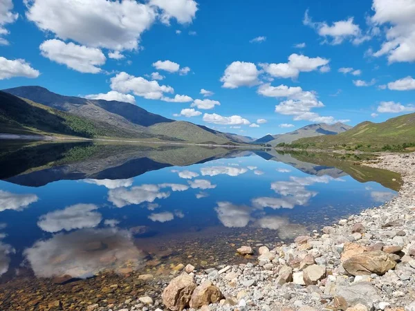 Vista Panorâmica Colinas Nuvens Reflexão Sobre Água Lago Norte Escócia — Fotografia de Stock