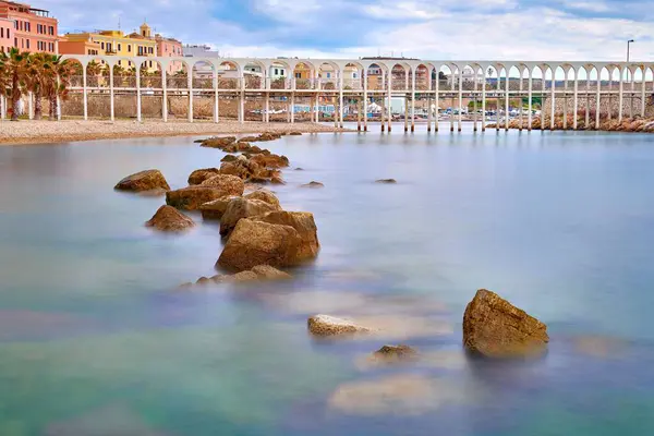 Krásné Pobřeží Itálii Barevnými Budovami Pláži Minimalistickým Klenutým Mostem — Stock fotografie