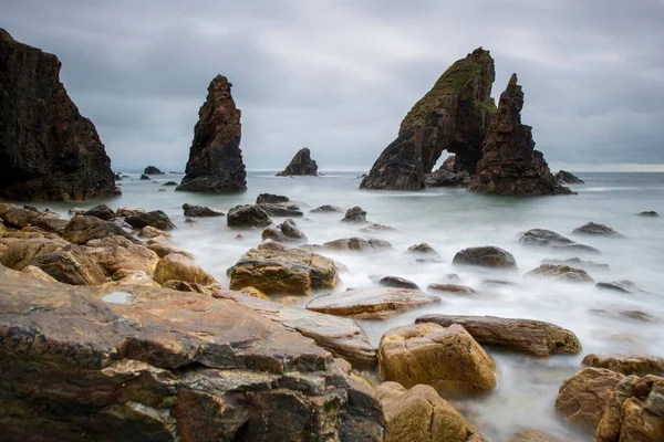海岸附近有三角形岩层的戏剧性海景 长期暴露 — 图库照片