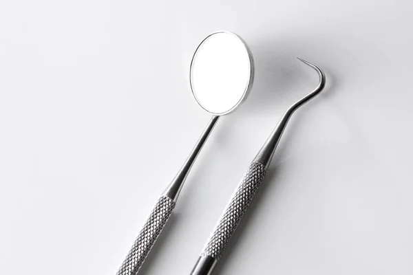 Sepasang Alat Pembersih Gigi Dan Pengisian Pada Latar Belakang Putih — Stok Foto