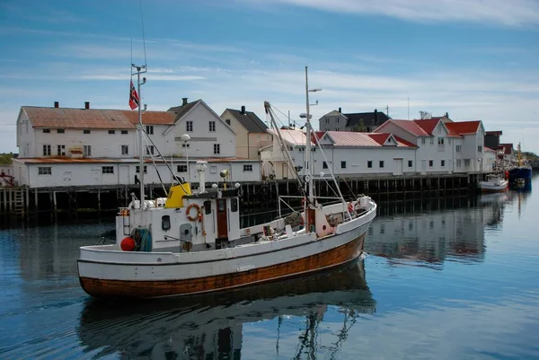 一艘停泊在水面上的白船迎击挪威罗浮敦群岛的斯沃瓦尔港镇 — 图库照片