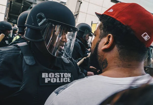 Close Homem Enfrentando Policial Boston Durante Protesto — Fotografia de Stock