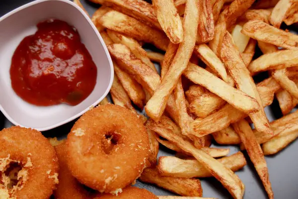 Una Vista Superior Papas Fritas Salsa Tomate Rosquillas Crujientes Una — Foto de Stock