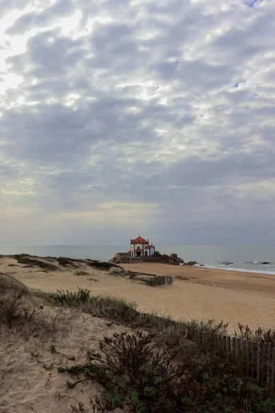 ポルトガルのビーチでCapela Senhor Pedraの垂直方向の景色 — ストック写真
