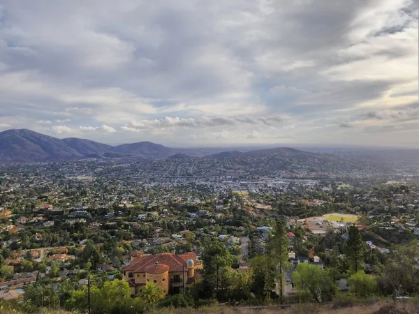 Вид Воздуха Город Зелени Рядом Холмами Облачный День — стоковое фото