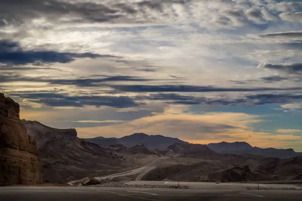 Een Bergketen Met Adembenemend Wolkenlandschap Een Mooi Landschap — Stockfoto