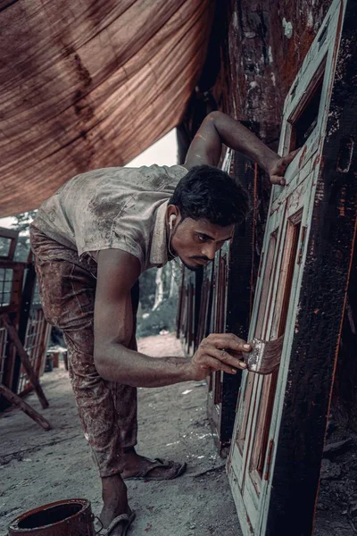Eine Vertikale Aufnahme Eines Indischen Mannes Der Die Fenster Bemalt — Stockfoto