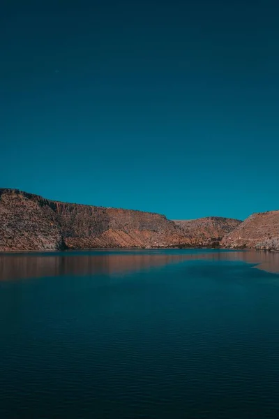 トルコ サンリウルファのユーフラテス川の近くの美しい山々の垂直ショット — ストック写真