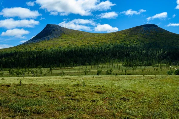 Snímek Krásné Krajiny Horami Travnatými Poli Lofsdalenu Švédsko — Stock fotografie
