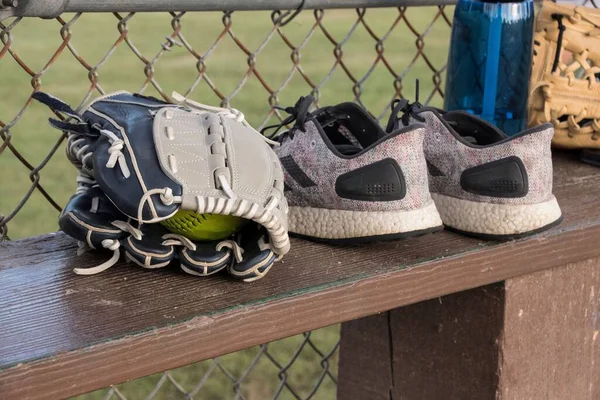 Buty Sportowe Przy Piłce Rękawicy Ławce Gry Softball — Zdjęcie stockowe
