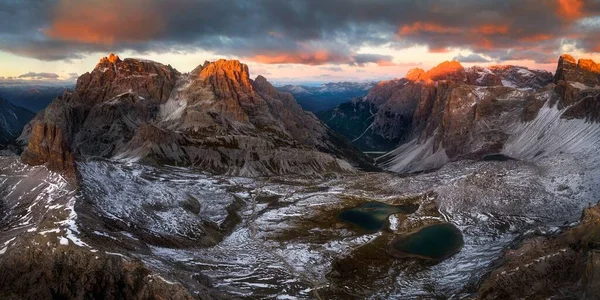 Een Landschap Van Bergketen Alpen Bedekt Met Sneeuw Met Zonsondergang — Stockfoto