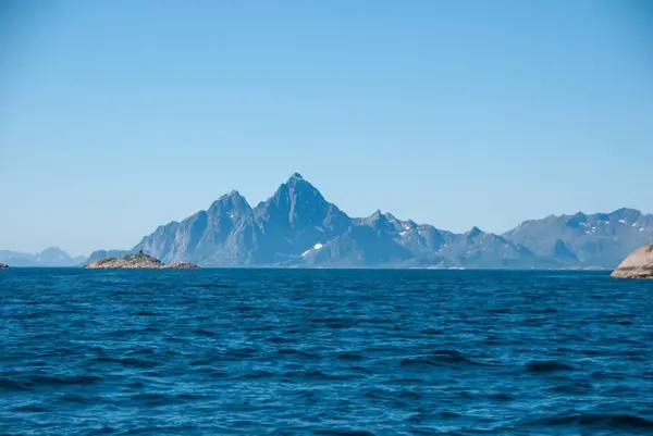 Ein Schöner Blick Auf Das Meer Mit Bergen Hintergrund Auf — Stockfoto