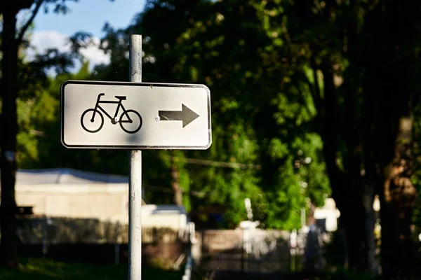 Sinal Direção Bicicleta Branca Apontando Para Direita — Fotografia de Stock