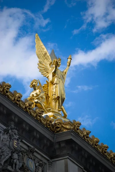 Eine Vertikale Aufnahme Einer Vergoldeten Engelsstatue Auf Der Spitze Der — Stockfoto