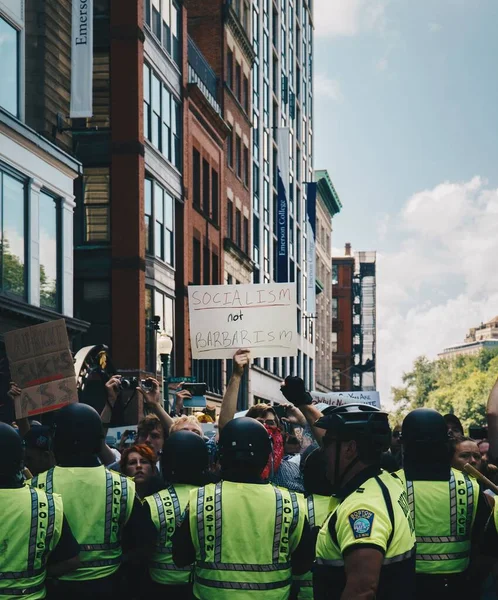 Die Vertikale Ansicht Der Bostoner Polizei Hält Eine Menschenmenge Während — Stockfoto