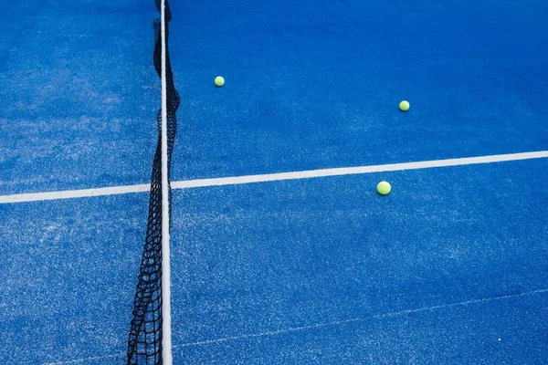 拍网球场上的拍网球作为背景 — 图库照片