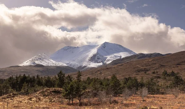 春には雪に覆われた羊蹄山の絶景 — ストック写真